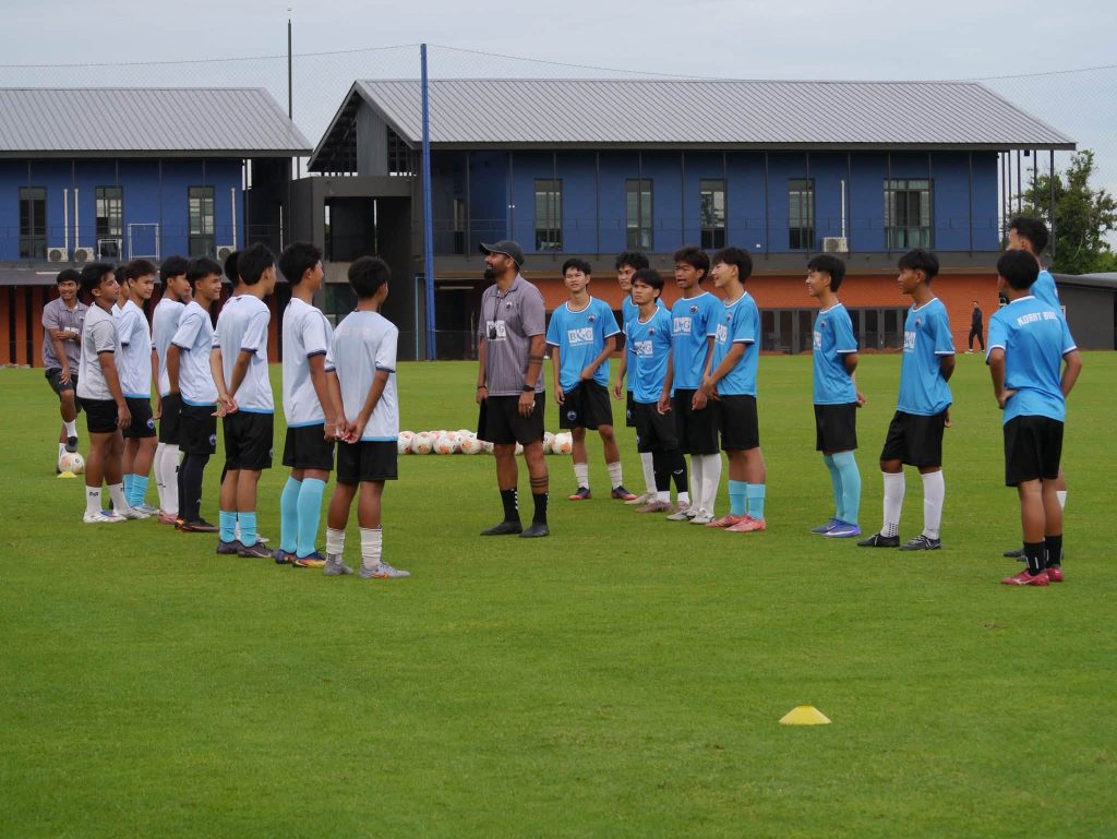 เด็ก korat rising academy ฝึกซ้อมบอลบนสนามหญ้าจริงกับโค้ช