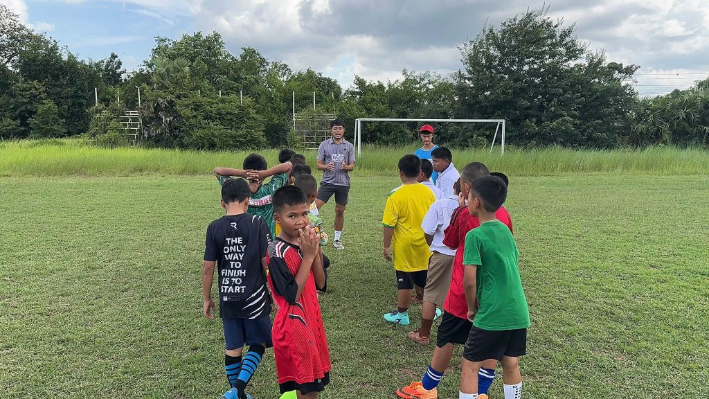 น้องๆ โรงเรียนบ้านโคกสูง ร่วมกิจกรรม Football Clinic กับ Korat Rising Academy
