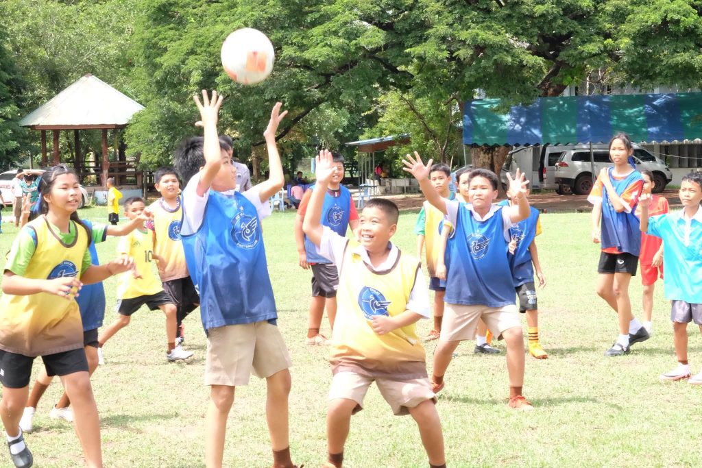 น้องๆ โรงเรียนบ้านโคกสูง ร่วมกิจกรรม Football Clinic กับ Korat Rising Academy