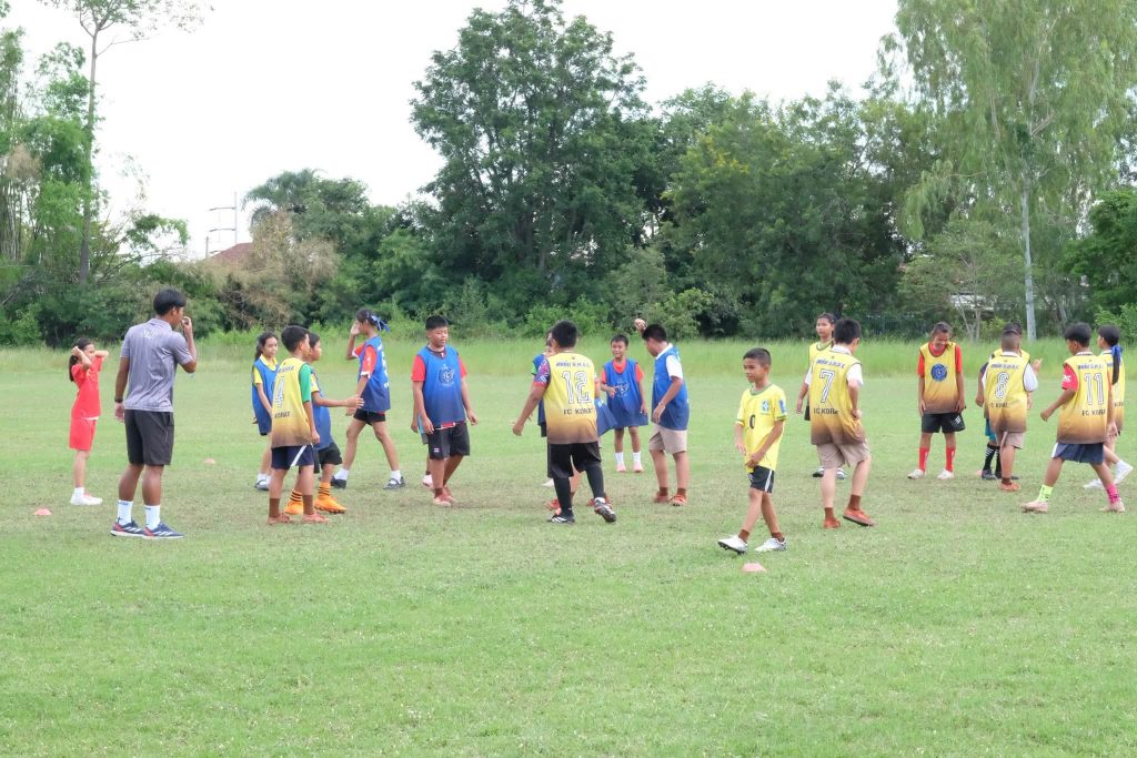 น้องๆ โรงเรียนบ้านโคกสูง ร่วมกิจกรรม Football Clinic กับ Korat Rising Academy