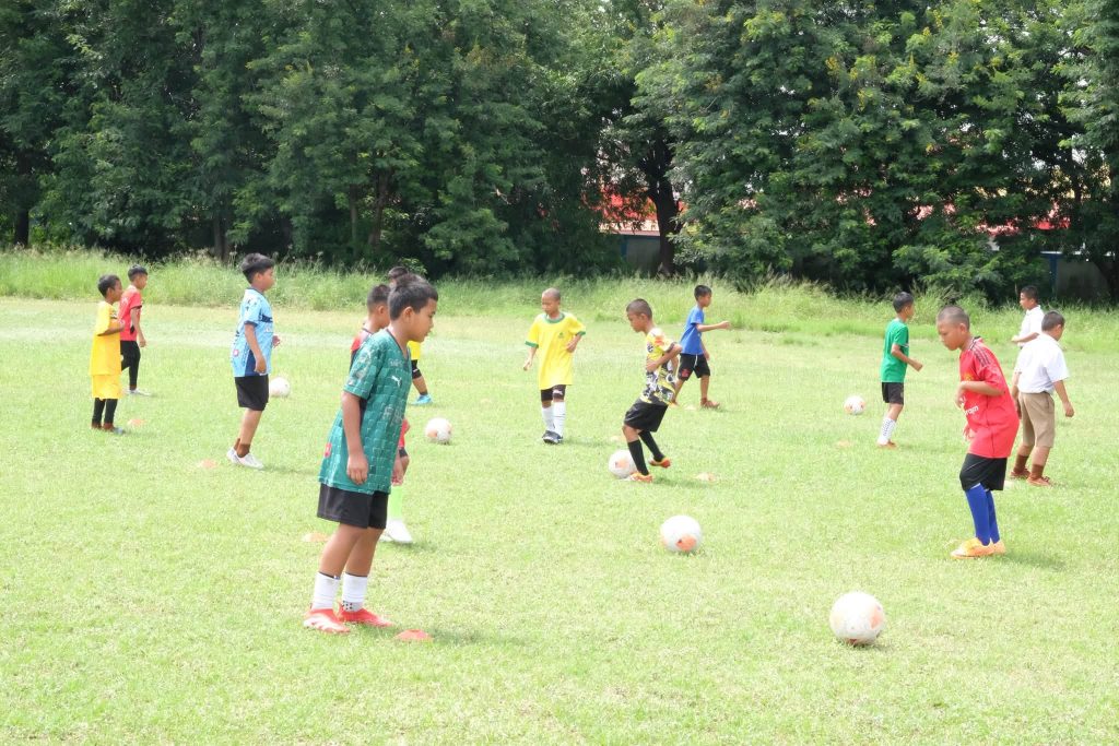 น้องๆ โรงเรียนบ้านโคกสูง ร่วมกิจกรรม Football Clinic กับ Korat Rising Academy