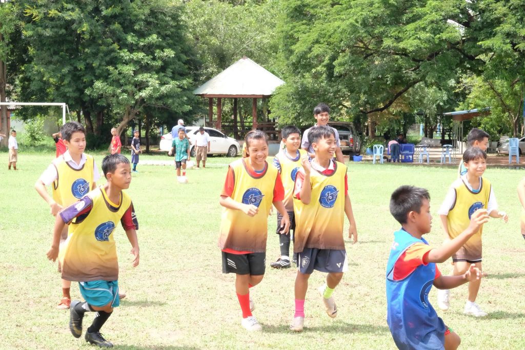 น้องๆ โรงเรียนบ้านโคกสูง ร่วมกิจกรรม Football Clinic กับ Korat Rising Academy