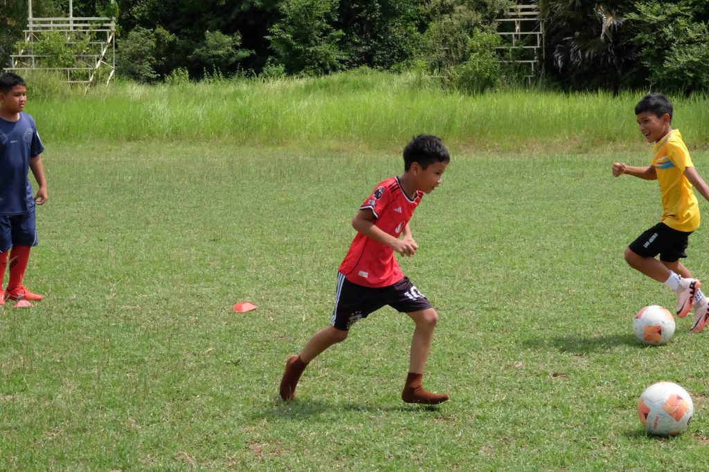 น้องๆ โรงเรียนบ้านโคกสูง ร่วมกิจกรรม Football Clinic กับ Korat Rising Academy