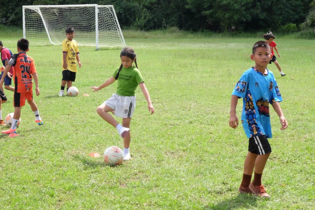 น้องๆ โรงเรียนบ้านโคกสูง ร่วมกิจกรรม Football Clinic กับ Korat Rising Academy