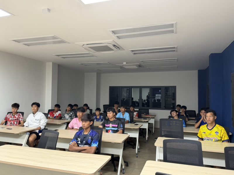 เด็ก Korat Bull กำลังเรียนทฤษฏีเกี่ยวกับการเล่นฟุตบอล และวิเคราะห์เกม